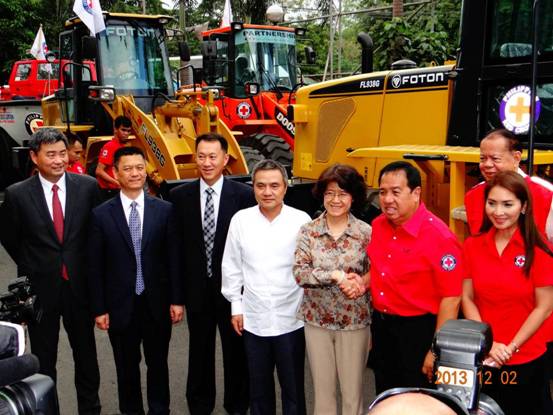 我司组织中资企业向菲灾区捐赠三台挖掘机
